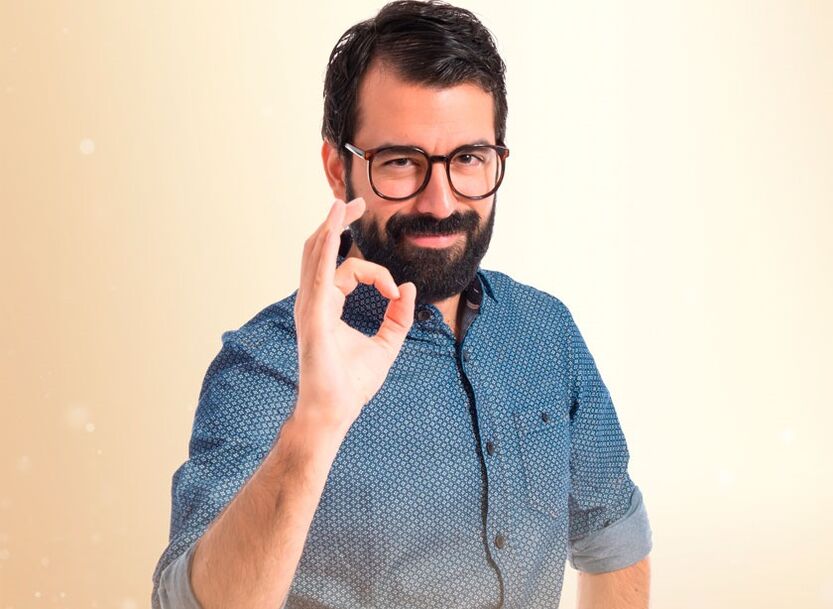 El hombre está satisfecho con el agrandamiento del pene con limonada