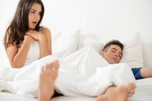 Mujer sorprendida por el pene agrandado de un hombre