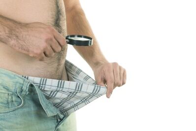 Un hombre mira su pene y quiere agrandarlo.